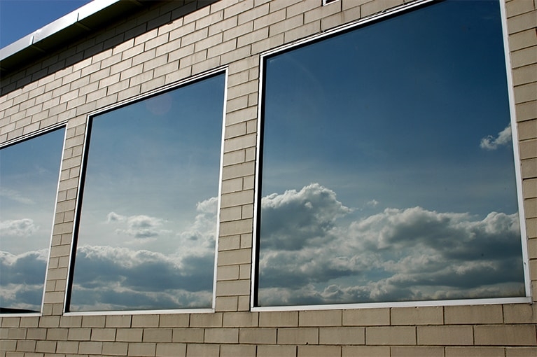 XPEL Exterior Neutral 40 je visokoucinkovita vanjska solarna folija za staklene povrsine, razvijena za smanjenje sunceve topline, odsjaja i UV zracenja.