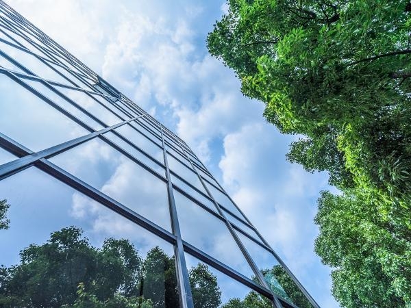 Silver 385 XC je vanjska reflektirajuca solarna folija za staklene povrsine, dizajnirana za ucinkovitu zastitu od sunceve topline, UV zracenja i odsjaja.