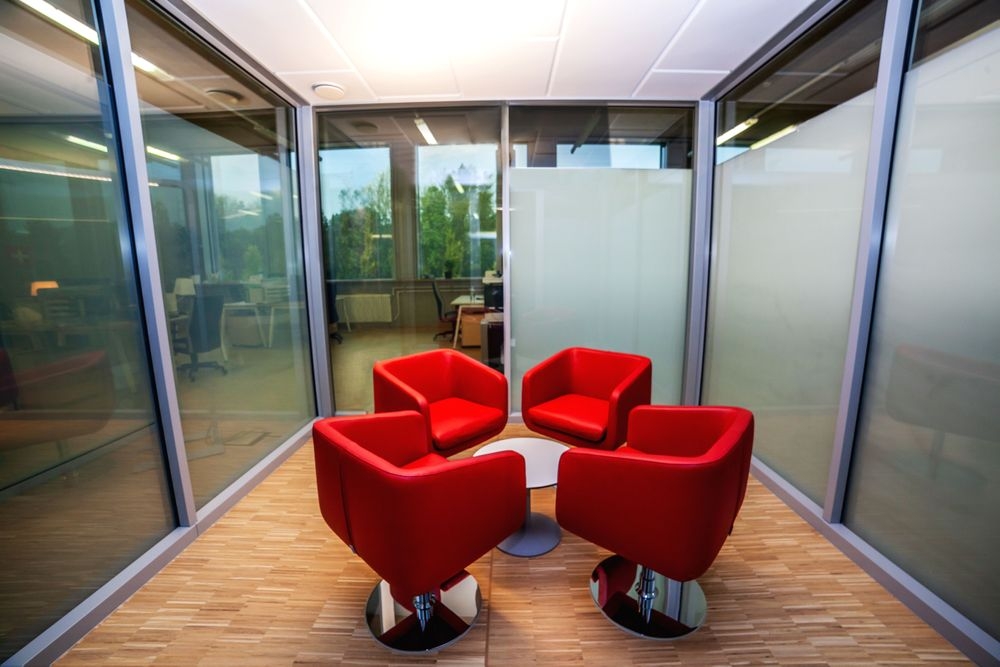 E-FILM je inovativna PET folija visoke tehnologije koja vam omogucuje trenutacnu kontrolu privatnosti i svjetlosti na svim staklenim povrsinama.